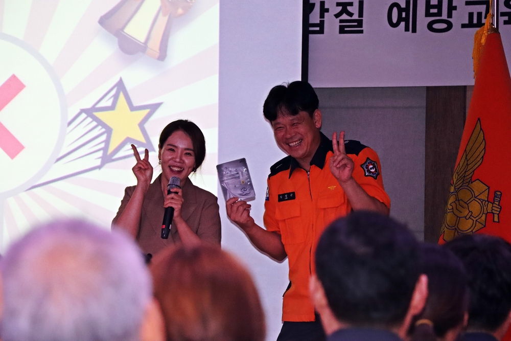 안산소방서 직장훈련 예방교육에서 소방관과 함께 무대에 선 이현실 대표강사